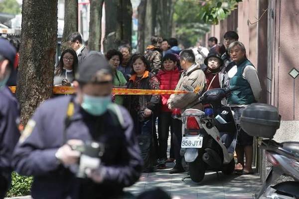 妈妈目睹全程崩溃痛哭