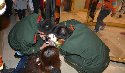 四川旋转门卡住女童脚腕 消防半小时救出