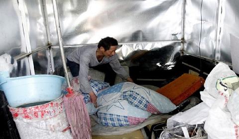 男子造“房车”为家    四处流浪寻亲