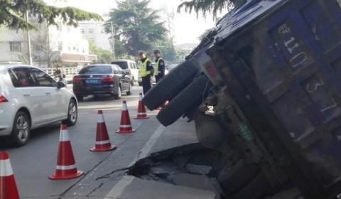 闹市区再现大坑“咬”翻沥青工程车