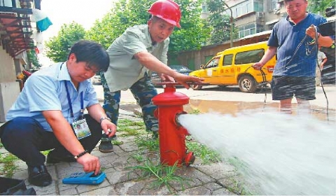 半夜里,黄色高压清洗车停在消防栓旁边接水,一般人以为是环卫人员在