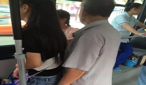 "老流氓"公交车上紧贴乱摸女生 已嚣张多年
