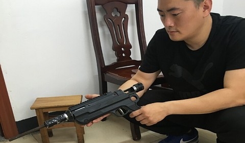 嫌疑人在家里改装枪支警方突袭起获三把枪