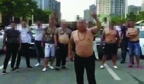 团伙自演"黑社会约架" 欲靠网络点击挣钱却被拘
