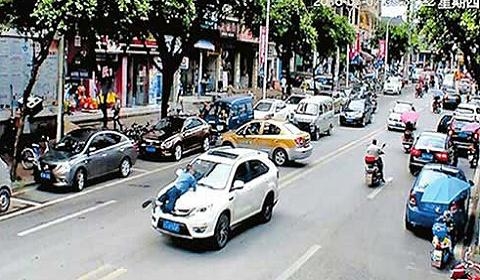 “黑车”撒野 执法人员被顶在引擎盖上