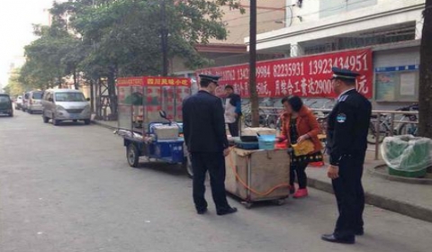 占道经营被查拎气罐威胁城管 涉爆炸罪被诉