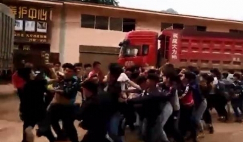 古惑仔真实版50名中学生混战群殴场面火爆