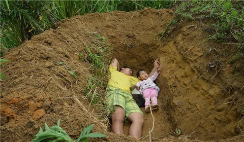 父親給重病女兒挖墳稱提前適應