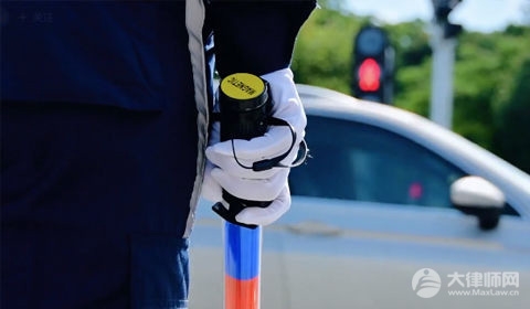 醉驾车顶交警行600米的行为构成哪些罪行?