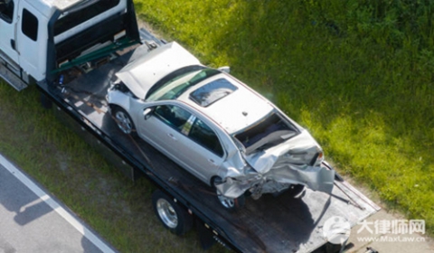 车在服务区被撞了怎么处理