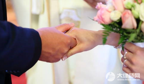 妻子与已婚男同居犯重婚罪吗?