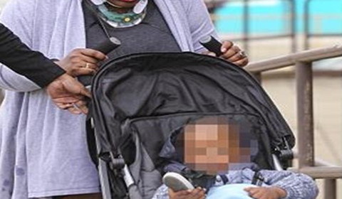 英女子酒驾小车飞出路面四五米 宝宝就在后座