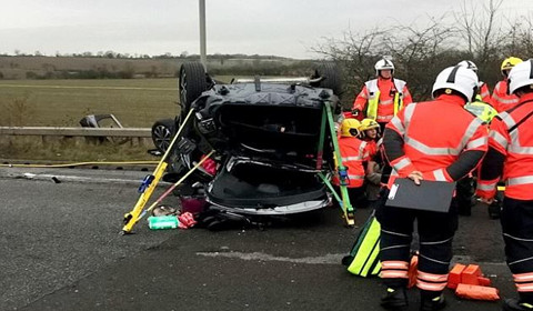 英女子酒驾小车飞出路面四五米 宝宝就在后座