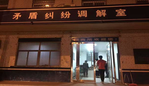 女子塞毛毯装孕妇跪街乞讨