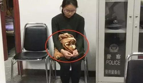 女子塞毛毯装孕妇跪街乞讨