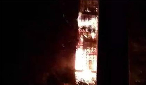 居民楼突然大火 江西“索降哥”六楼飞身而下勇救3人