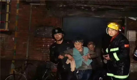 居民楼突然大火 江西“索降哥”六楼飞身而下勇救3人