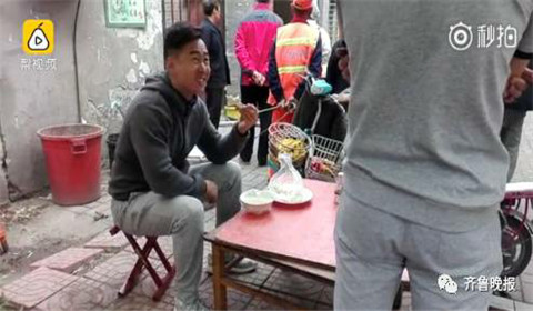 餐馆起火悠闲吃饭 这位大哥真的太稳了