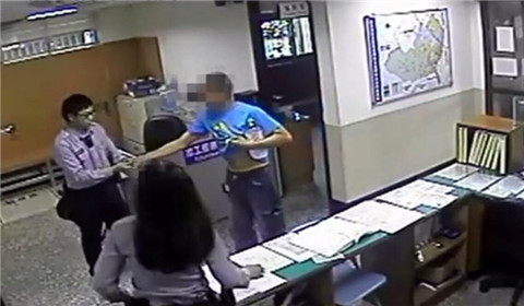 男子到警局报案反被开罚单 持刀折返警局切腹