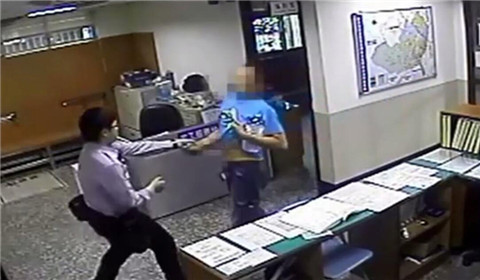 男子到警局报案反被开罚单 持刀折返警局切腹