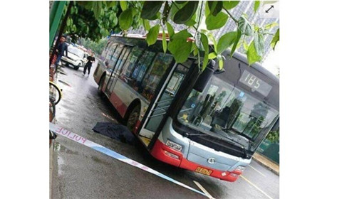 女子穿高跟鞋追公交 摔倒后遭碾压身亡