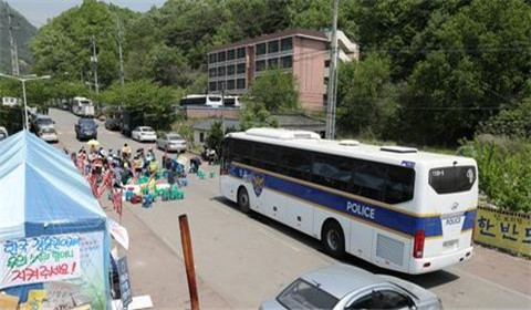 韩国大妈抱团反萨德 坐小板凳怒怼警察大巴5小时