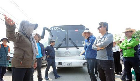 韩国大妈抱团反萨德 坐小板凳怒怼警察大巴5小时