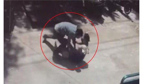 色狼当街扑倒女子 撕扯长裙意图性侵