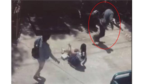 色狼当街扑倒女子 撕扯长裙意图性侵