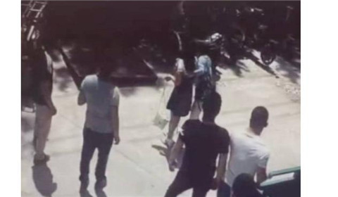 色狼当街扑倒女子 撕扯长裙意图性侵