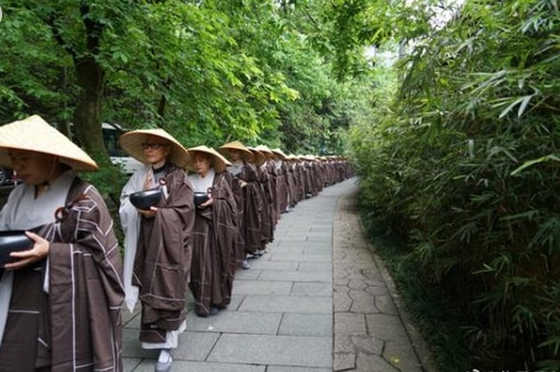 杭州400多名僧人参加“托钵行脚”慈善募捐活动  所得捐款近50万元