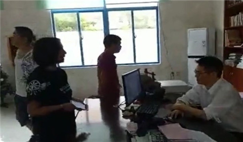 东莞一女老师假装“家长”拽学生头发拖行