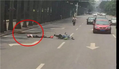惊恐一幕!骑车女子被落叶瞬间砸倒 瘫在路面上