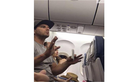 美国一航空将一家人赶下机 威胁不下飞机会坐牢