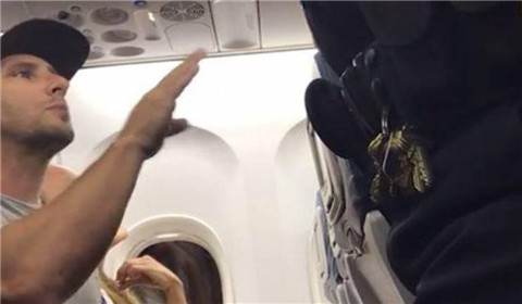 美国一航空将一家人赶下机 威胁不下飞机会坐牢