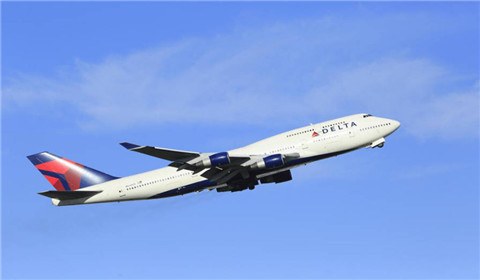 美国一航空将一家人赶下机 威胁不下飞机会坐牢