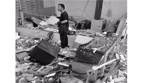 大妈用打火机点煤气灶 一声巨响后三面墙都飞了