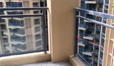 阳台未装玻璃 父母看房时2岁女童坠亡