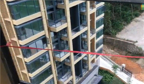 阳台未装玻璃 父母看房时2岁女童坠亡