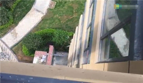 阳台未装玻璃 父母看房时2岁女童坠亡