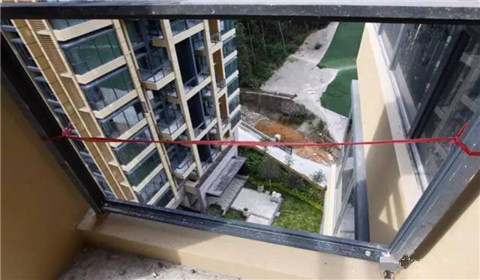 阳台未装玻璃 父母看房时2岁女童坠亡