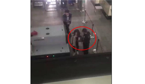 多名女子遭郑州车站安检员“袭胸安检”