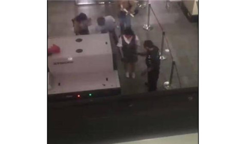 多名女子遭郑州车站安检员“袭胸安检”