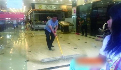 广州持续暴雨 商店宝石被冲损失几十万