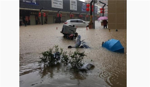 广州持续暴雨 商店宝石被冲损失几十万