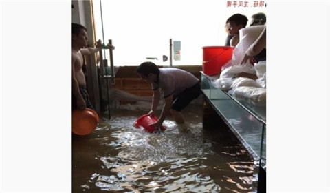广州持续暴雨 商店宝石被冲损失几十万