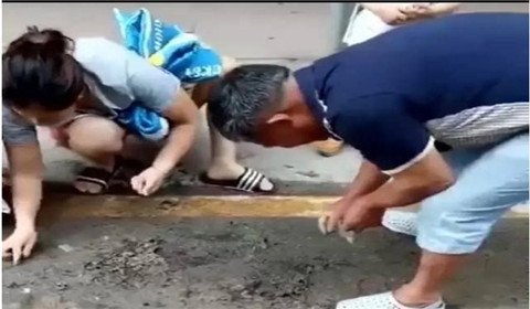 广州大水“洗劫”珠宝城 市民淤泥垃圾堆中挖泥寻宝