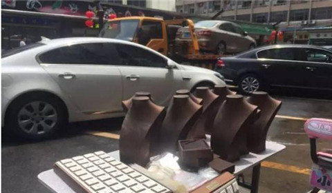 广州大水“洗劫”珠宝城 市民淤泥垃圾堆中挖泥寻宝