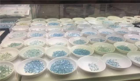 广州大水“洗劫”珠宝城 市民淤泥垃圾堆中挖泥寻宝