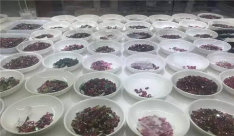 广州大水“洗劫”珠宝城 市民淤泥垃圾堆中挖泥寻宝